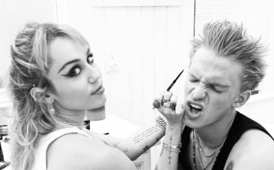 Майли Сайрус спряталась от бойфренда в стиральную машину