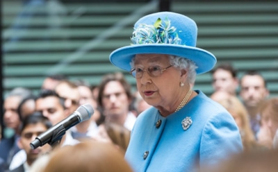 Елизавета II отказалась носить натуральный мех