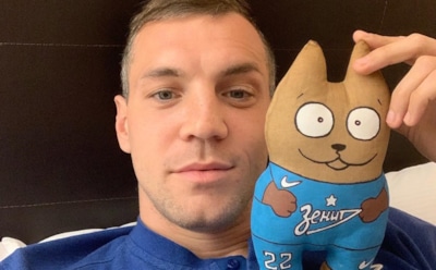 Дзюба решил не помогать укравшим его алюминиевую фигуру девушкам