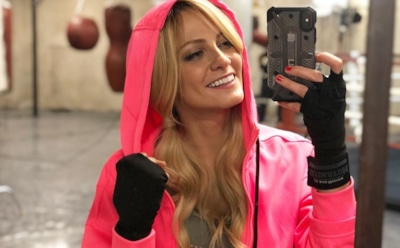 Полина Максимова борется с плохим настроением при помощи яркой одежды