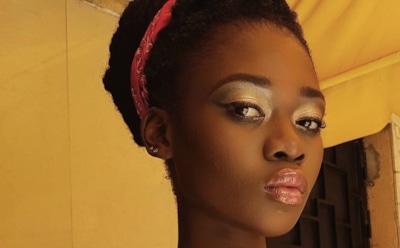 Художница создает скульптуры из волос у себя на голове