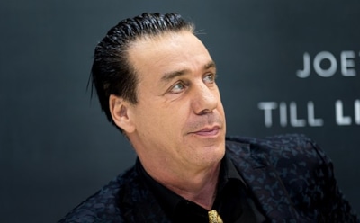 Тилль Линдеманн снял шуточное видео на площади в Петербурге