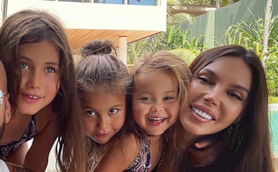 Оксана Самойлова показала связанных скотчем дочерей