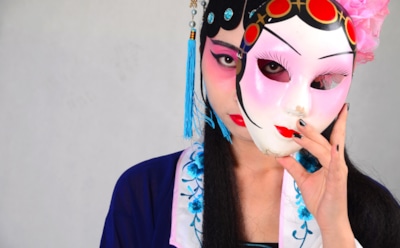 «Обходить» систему распознавания лиц можно при помощи макияжа — исследование