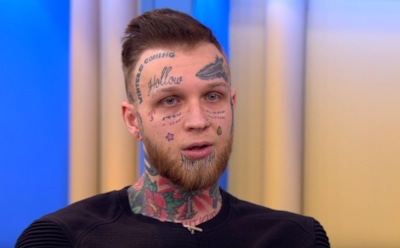 Сын Елены Яковлевой начал сводить татуировки с лица