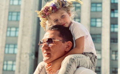 Дочь научила Курбана Омарова различать двух домработниц-тезок