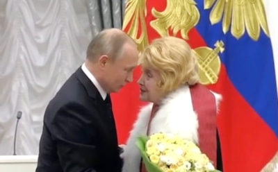 Театральный скандал: Путина просят защитить МХАТ от нового худрука