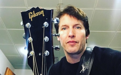 Ненавидящий микроволновки Джеймс Блант разогревает еду подмышками