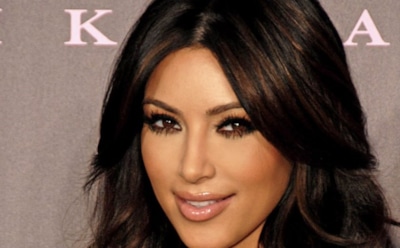 Ким Кардашян научила поклонников правильно есть M&Mʼs