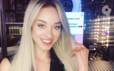 Юлия Франц пришла на презентацию сериала «Кухня. Война за отель» в элегантном костюме