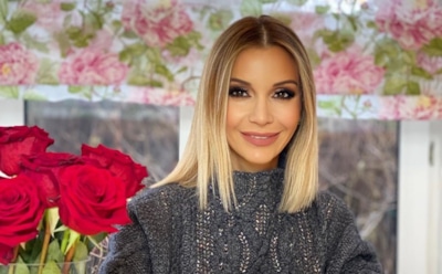 Орлова удивила поклонников, прикрывшись на фото одной пальмовой ветвью