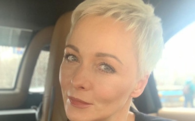 «Синий — новый черный»: Повереннова восхитила поклонников фото в костюме