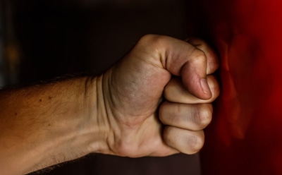 Гопники избили сотрудника театра в Тюмени прямо на крыльце