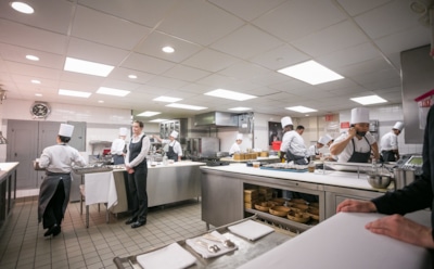 Шеф-повар в суде с «Мишленом» предоставил сырное суфле как доказательство