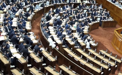 Японским депутатам выдали складные шлемы на случай землетрясений