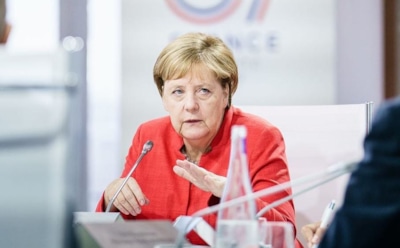 Ангела Меркель упала при выходе на сцену