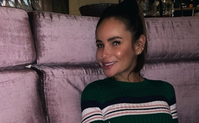 Айза примерила хоккейную форму и забила несколько голов вратарю сборной РФ