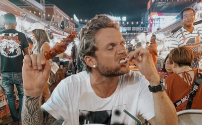 «Эксперт по фастфуду»: Соколовский рассказал, как съел скорпиона