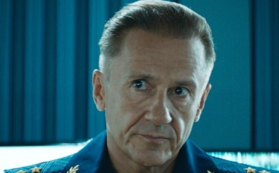 Олег Меньшиков травмировал ногу во время спектакля