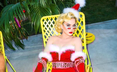 Кэти Перри путешествует с Сантой в новом клипе