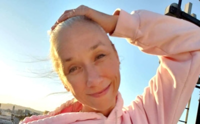 Невеста Киану Ривза поседела в 20 лет и отказалась от окраски волос