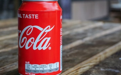 Coca-Cola выпустила бутылки со светящимися мечами к премьере «Звездных войн»