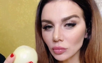 Седокова запустила челлендж «поцелуев с луком»