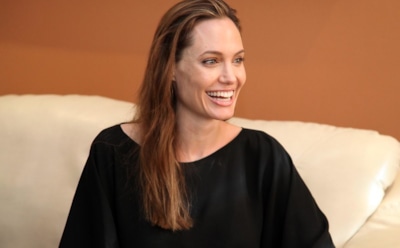 Джоли восхитила татуировка с ее изображением на предплечье поклонника