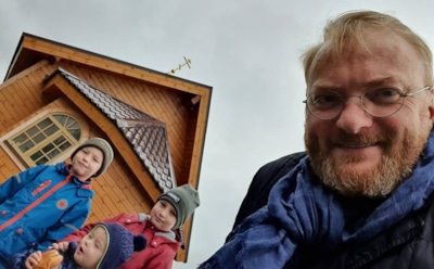 Милонов удочерил девочку, брошенную матерью после родов в туалете