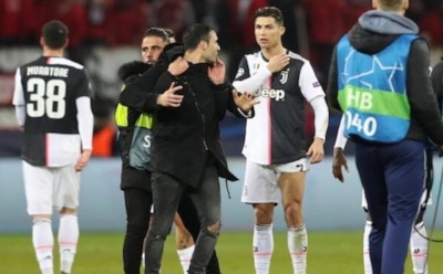 Фанат выскочил на поле и схватил Роналду за шею