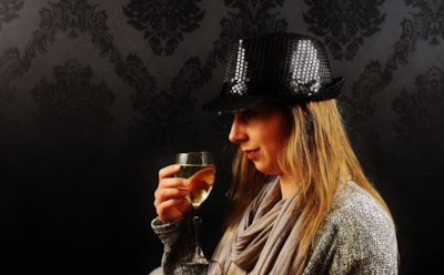 Помада на губах «убивает» ценные качества шампанского — МосГИК