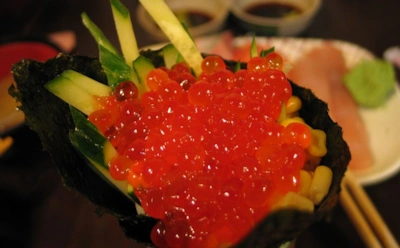 Москвичей попросили не выбрасывать банки с красной икрой