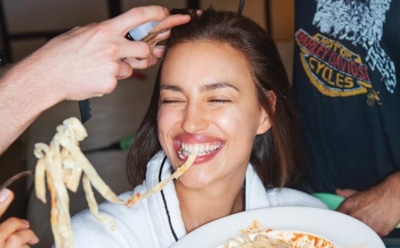 Ирину Шейк засняли в аэропорту в образе Тринити из «Матрицы»