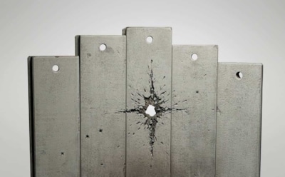 Бэнкси представил набор для Рождества с дырой от снаряда