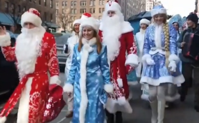 Парад Снегурочек и Дедов Морозов прошел в Нью-Йорке