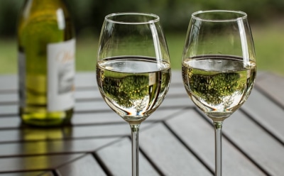 Белое сухое вино назвали самым безопасным алкоголем на Новый год