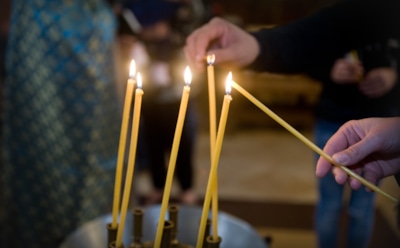 Священник рассказал, как в храмах обманывают с записками