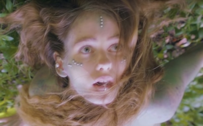 Луна сняла второй клип на песню «Золотые лепестки»