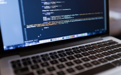 Голландец запустил классическую «Змейку» на рождественской елке