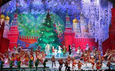 Самые красивые новогодние елки Москвы: куда пойти с ребенком на каникулах