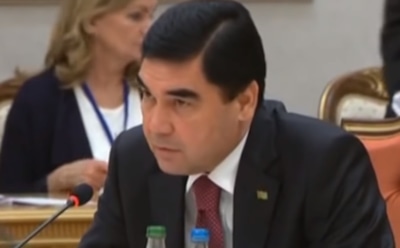 Президент Туркменистана выступил в цирке верхом на коне