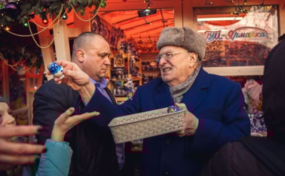 «Крепостные, холопы»: Жириновский презрительно раздал деньги прохожим