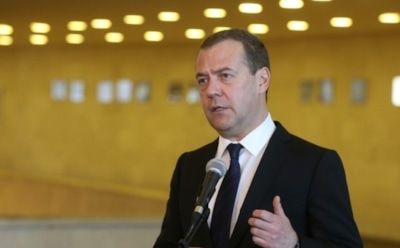 Фото Медведева в галстуке с розовыми фламинго покоряет Сеть