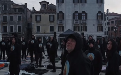 «Нового Папу» раскритиковали из-за танцев монахинь