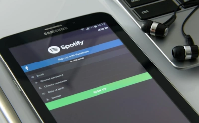 На Spotify появился плейлист для скучающих домашних питомцев
