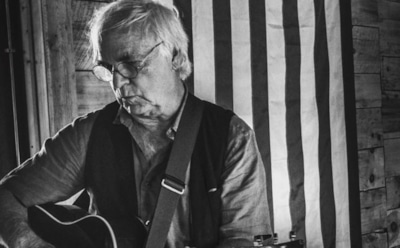 Певец Дэвид Олни умер во время выступления в США