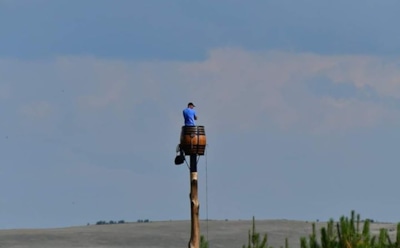 Житель ЮАР больше 2 месяцев сидит на 24-метровом столбе