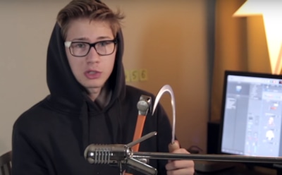 Блогер сыграл гимн СССР на серпе и молоте