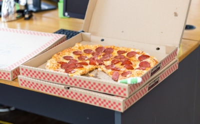 В Турции доставщику грозит тюрьма за плевок в пиццу