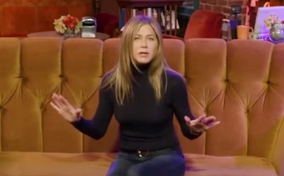 Дженнифер Энистон разыграла фанатов «Друзей», спрятавшись за диваном